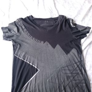 V-neck t-shirt, size M